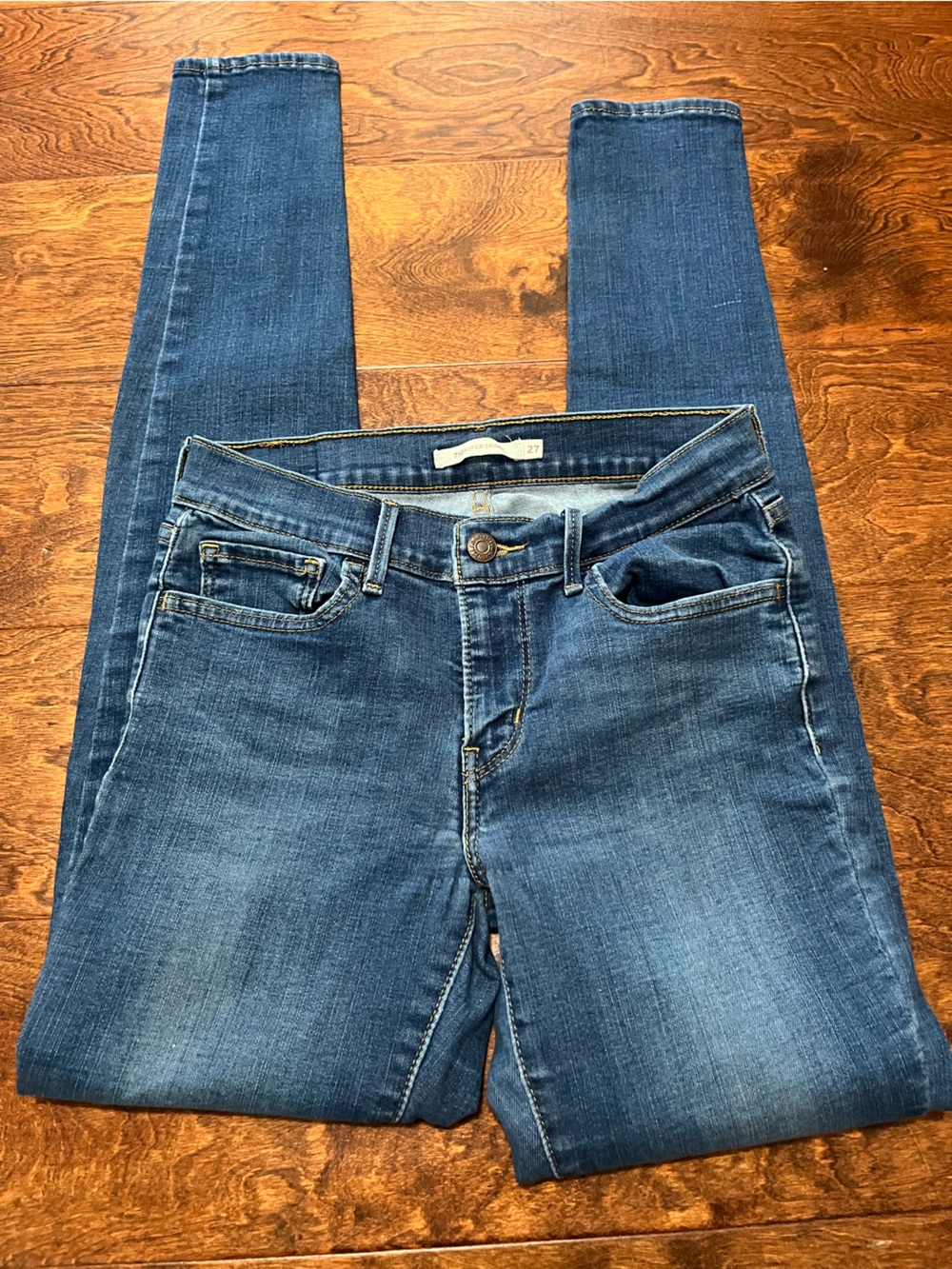 Levi's Women's 710 Super Skinny Jeans in Medium Blue Denim with Red Tab - Picture 2 of 4